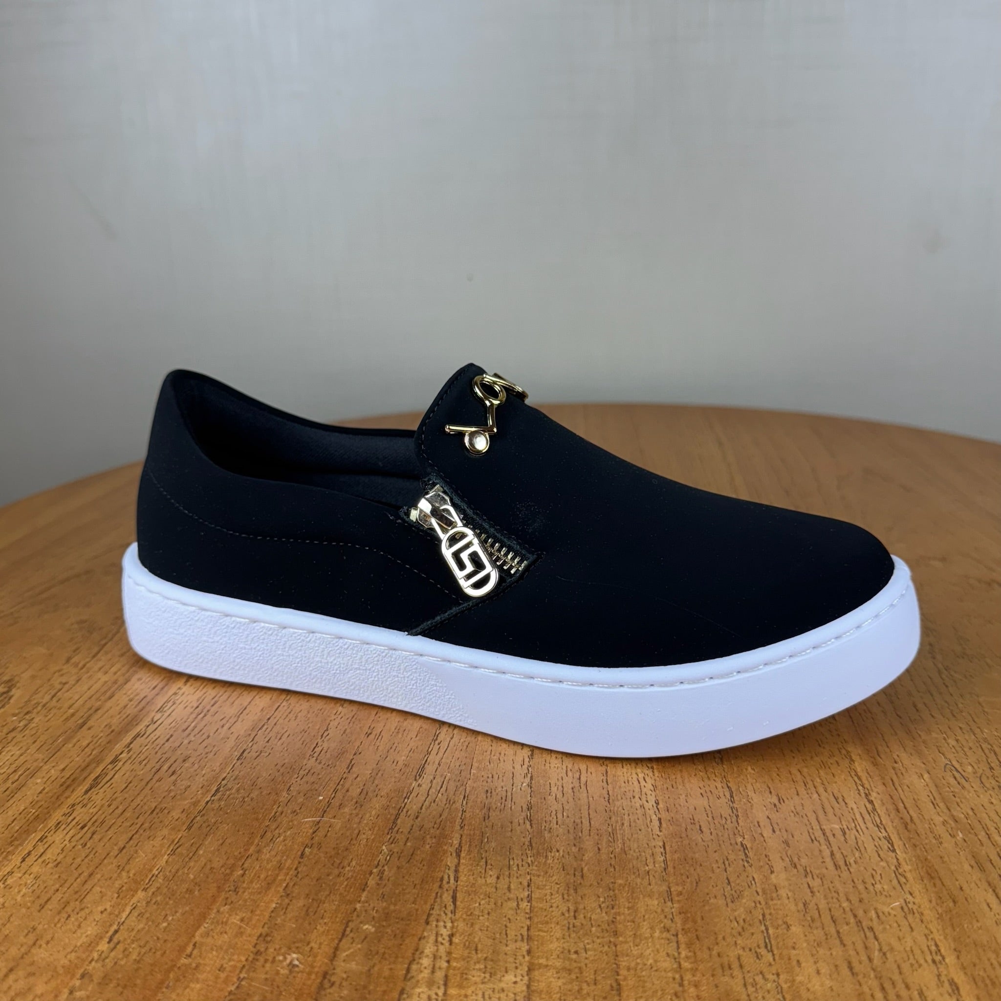 Tênis Feminino Slip On Preto Com Dourado