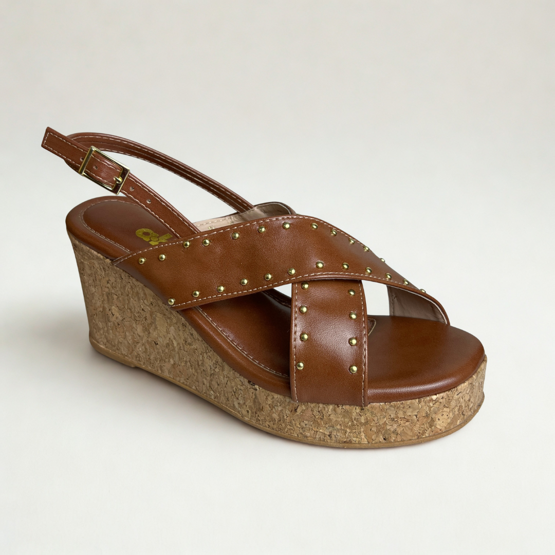 Sandália Anabela A.B Caramelo com Tachas Douradas e Salto Cortiça