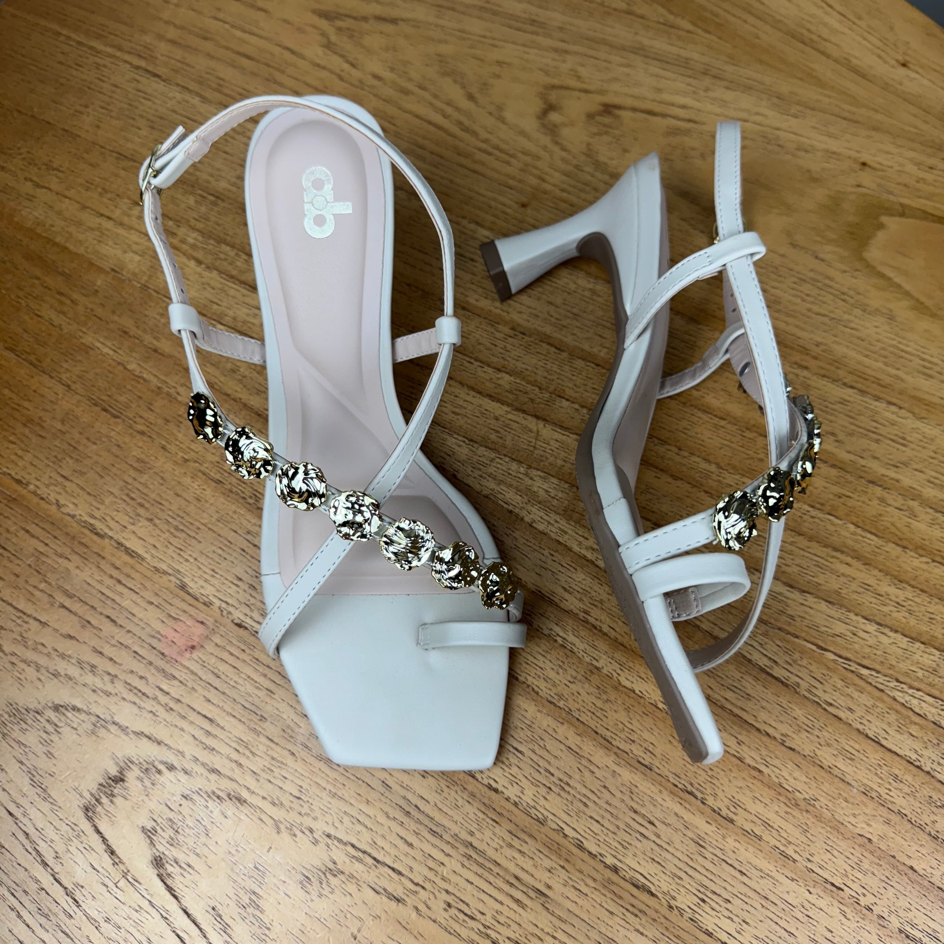 Sandália Off White A.B com Detalhes Dourados