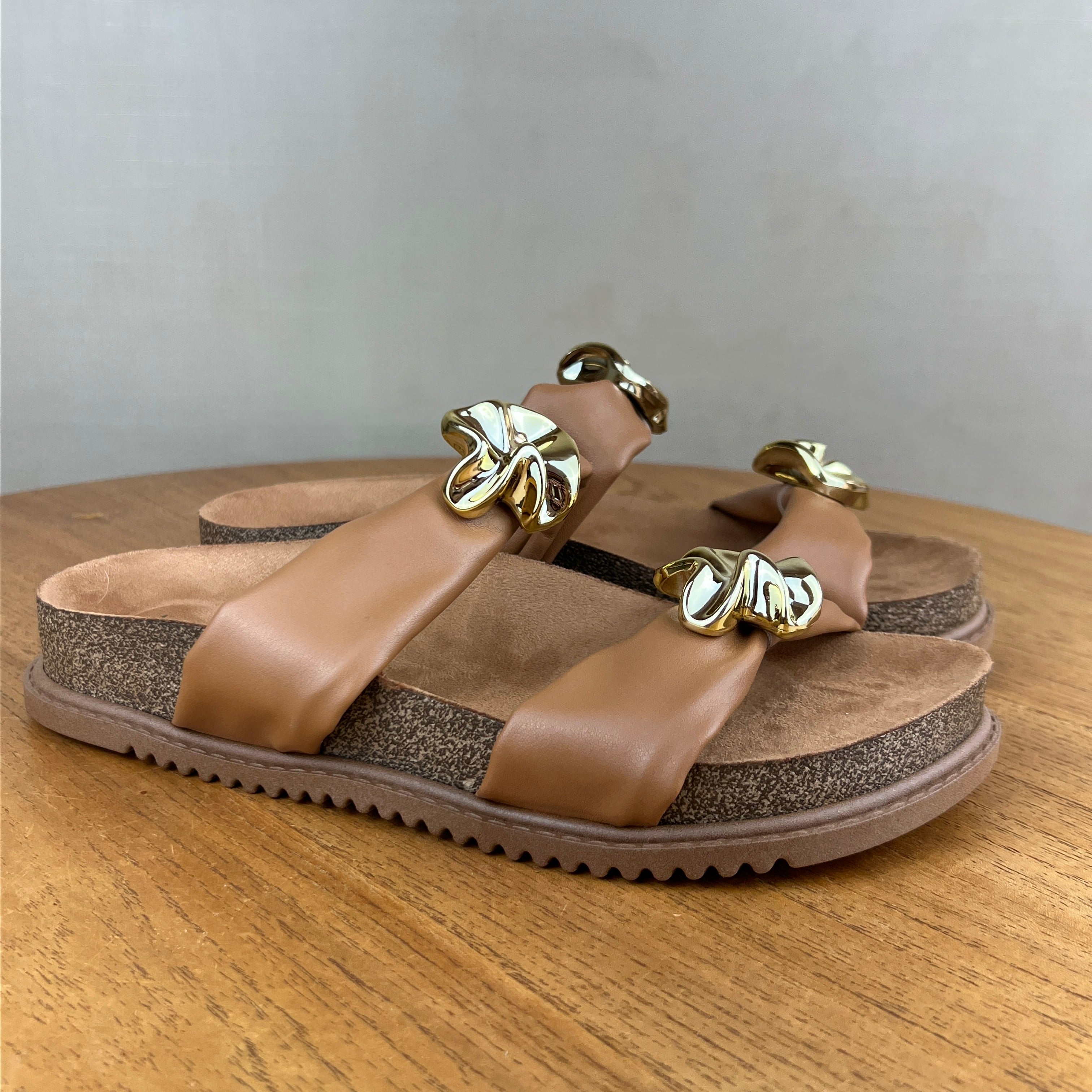 Papete Beira Rio Marrom Detalhes Dourado Caramelo