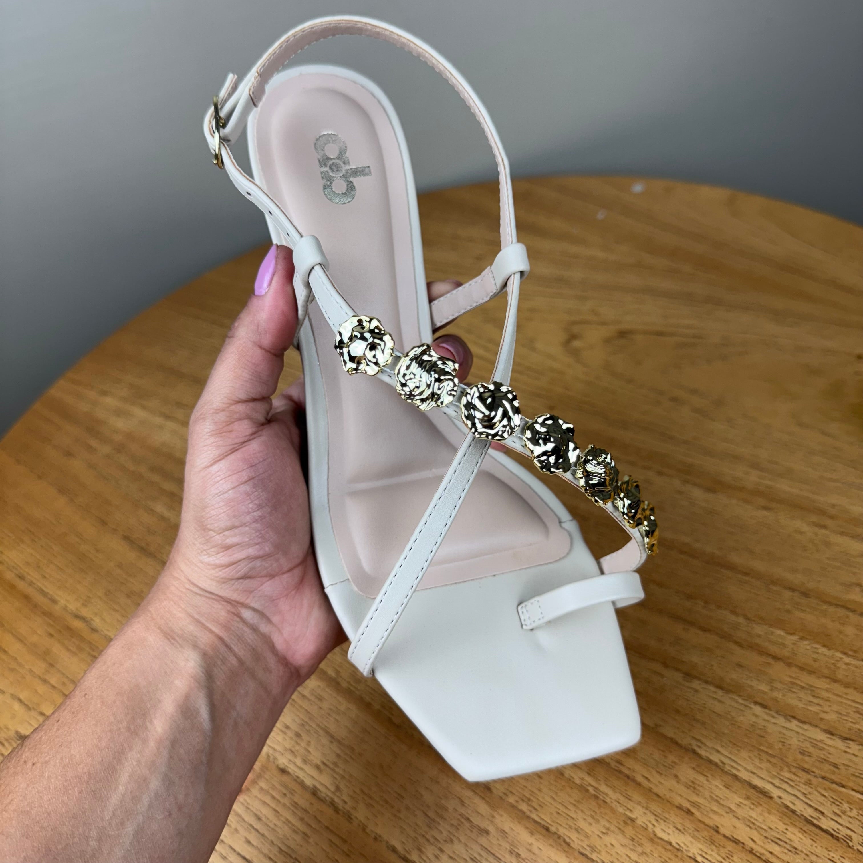 Sandália Off White A.B com Detalhes Dourados