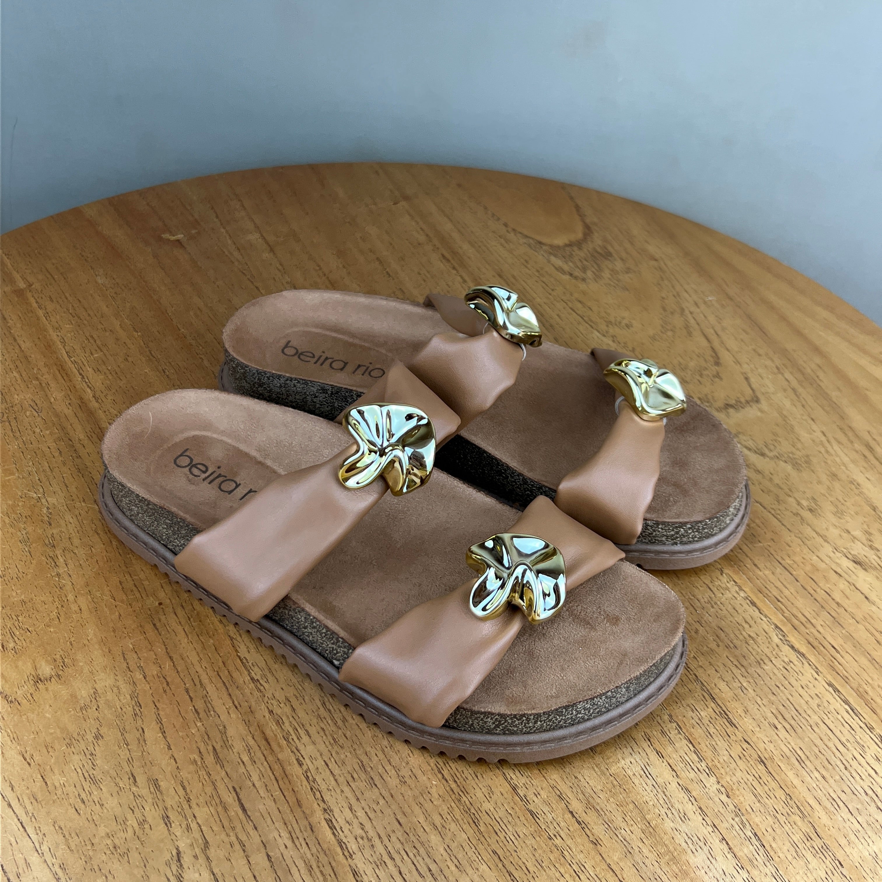 Papete Beira Rio Marrom Detalhes Dourado Caramelo