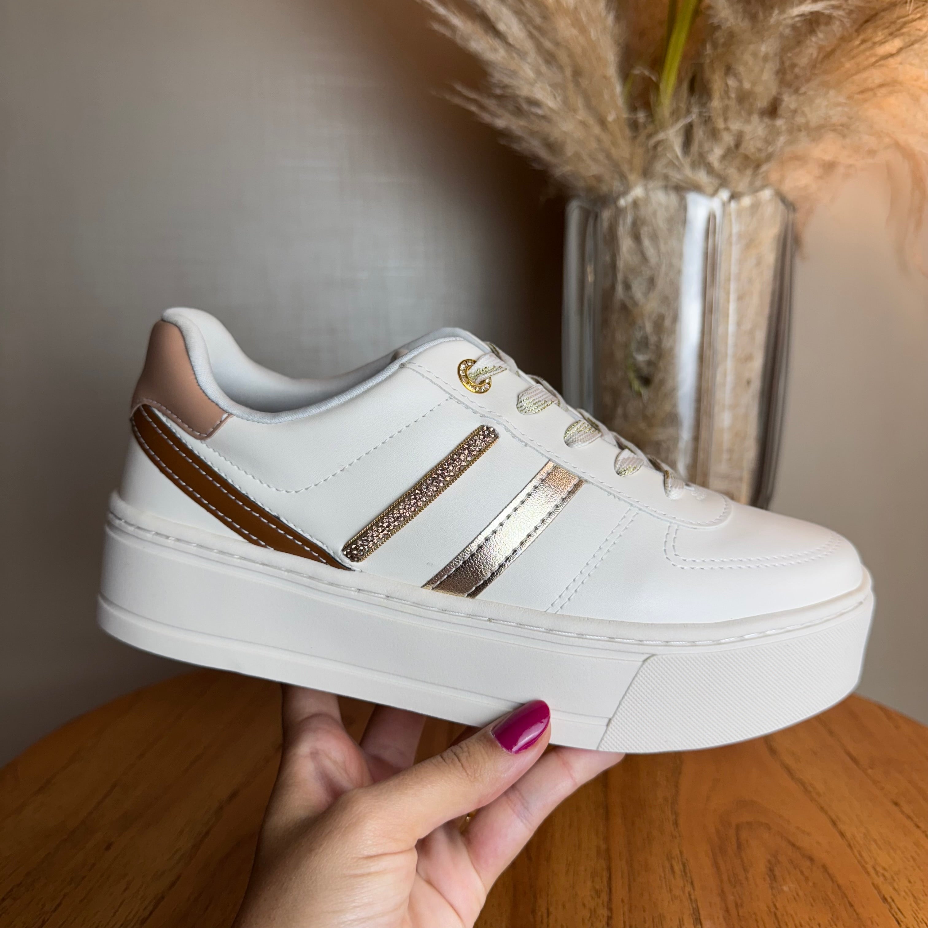 Tênis Feminino Ramarim Branco Detalhes Dourados