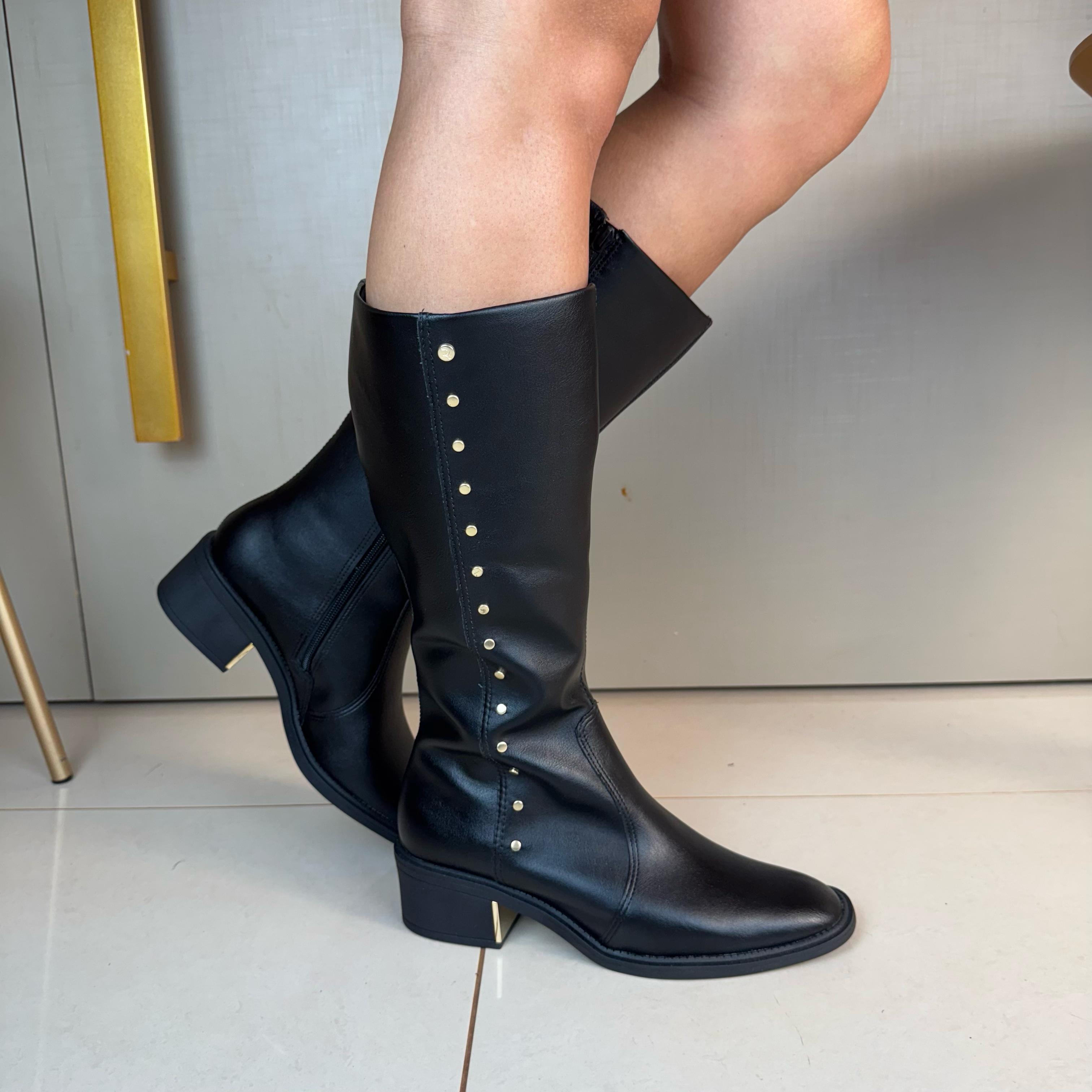 Bota Cano Longo Ramarim Preto Detalhes Dourado