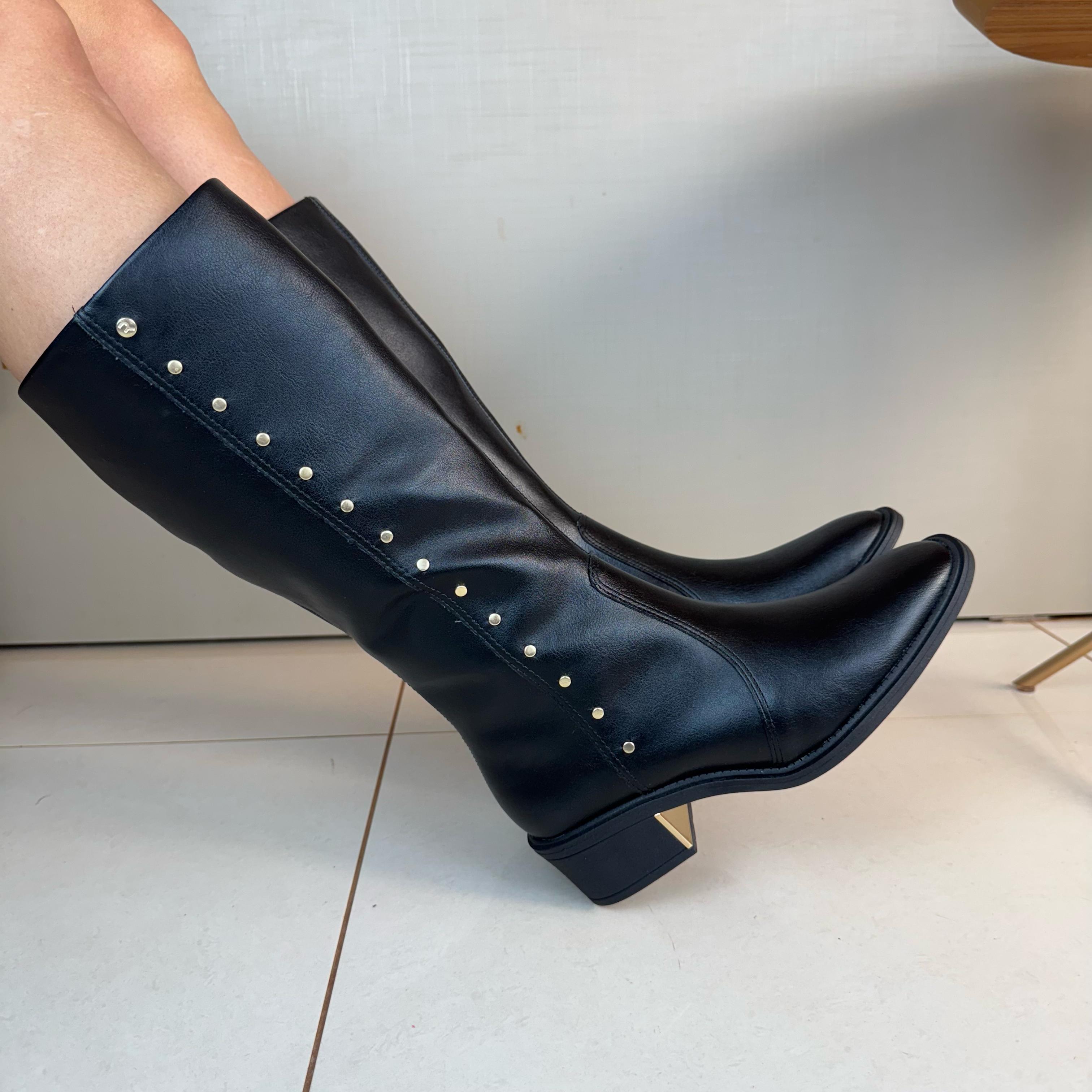 Bota Cano Longo Ramarim Preto Detalhes Dourado