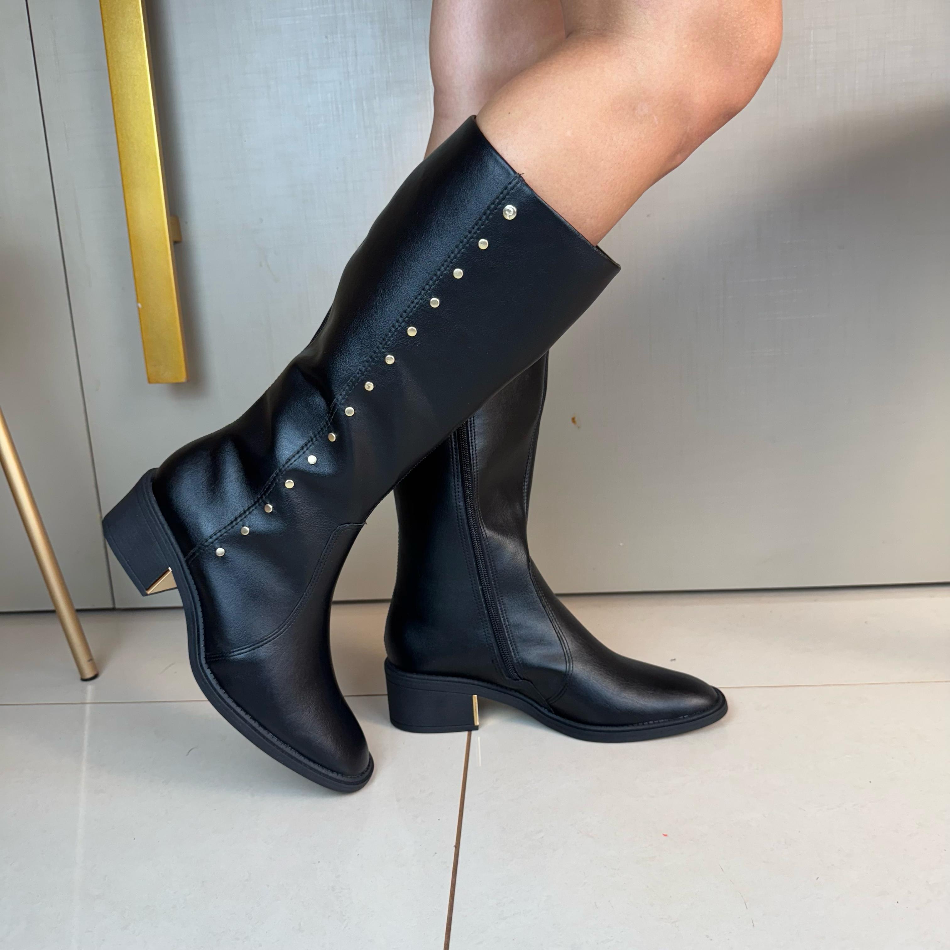 Bota Cano Longo Ramarim Preto Detalhes Dourado