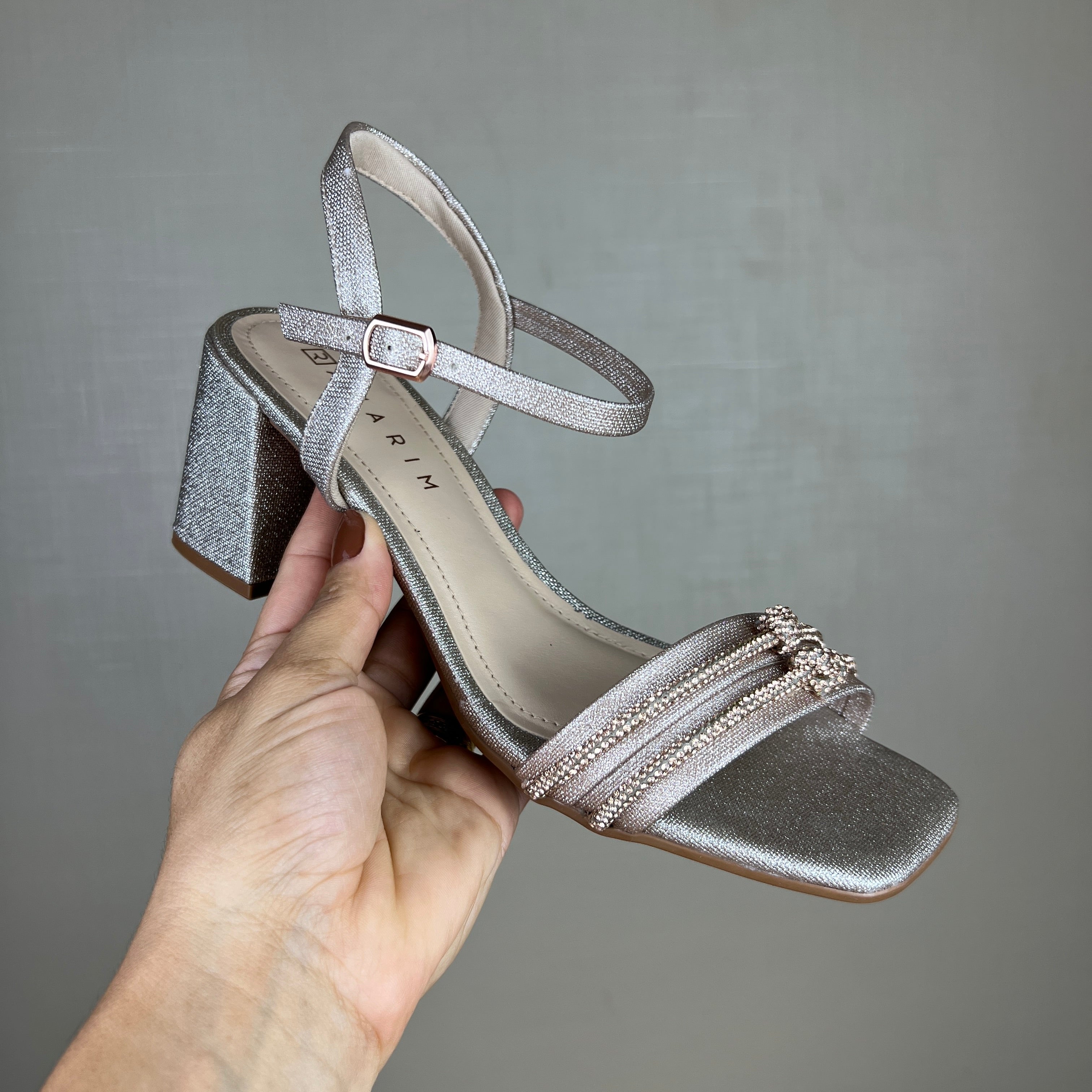 Sandália Ramarim Ouro Light com Strass e Salto Bloco Brilhante