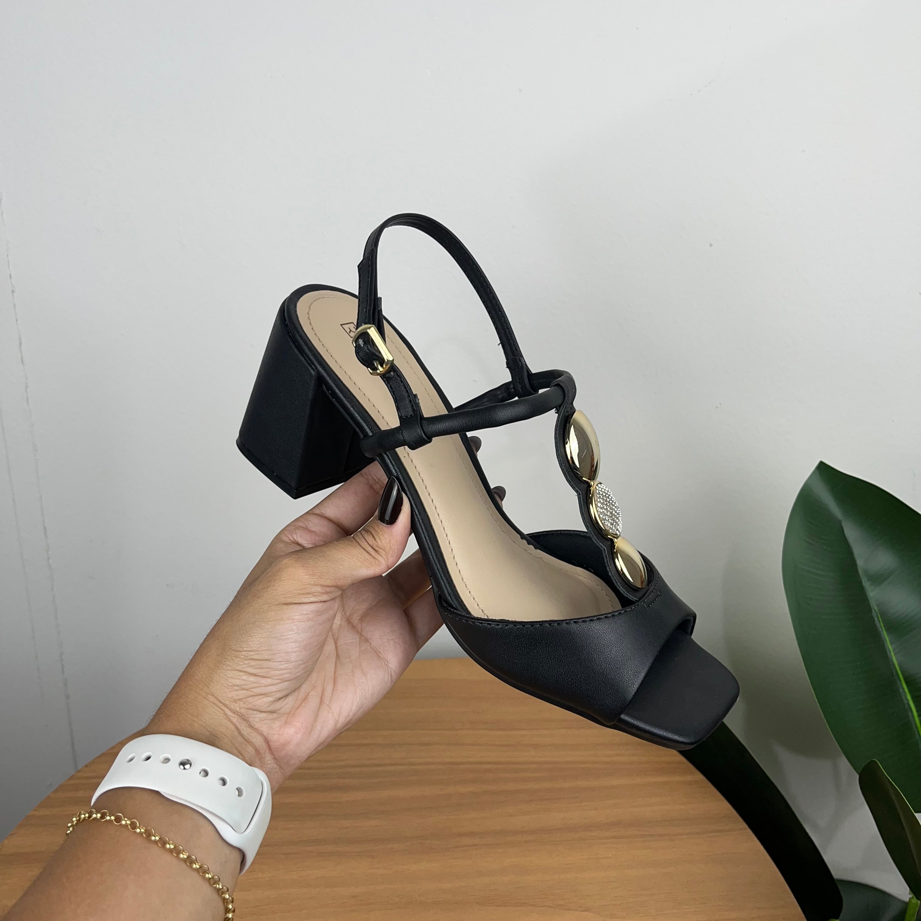 Sandália Feminina Ramarim Couro Preto Com Dourado
