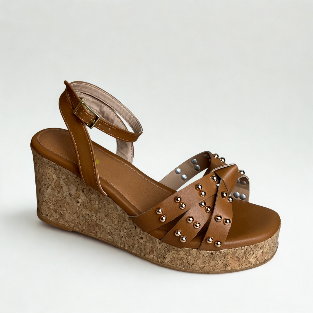 Sandália Anabela A.B Caramelo com Tachas e Salto Cortiça