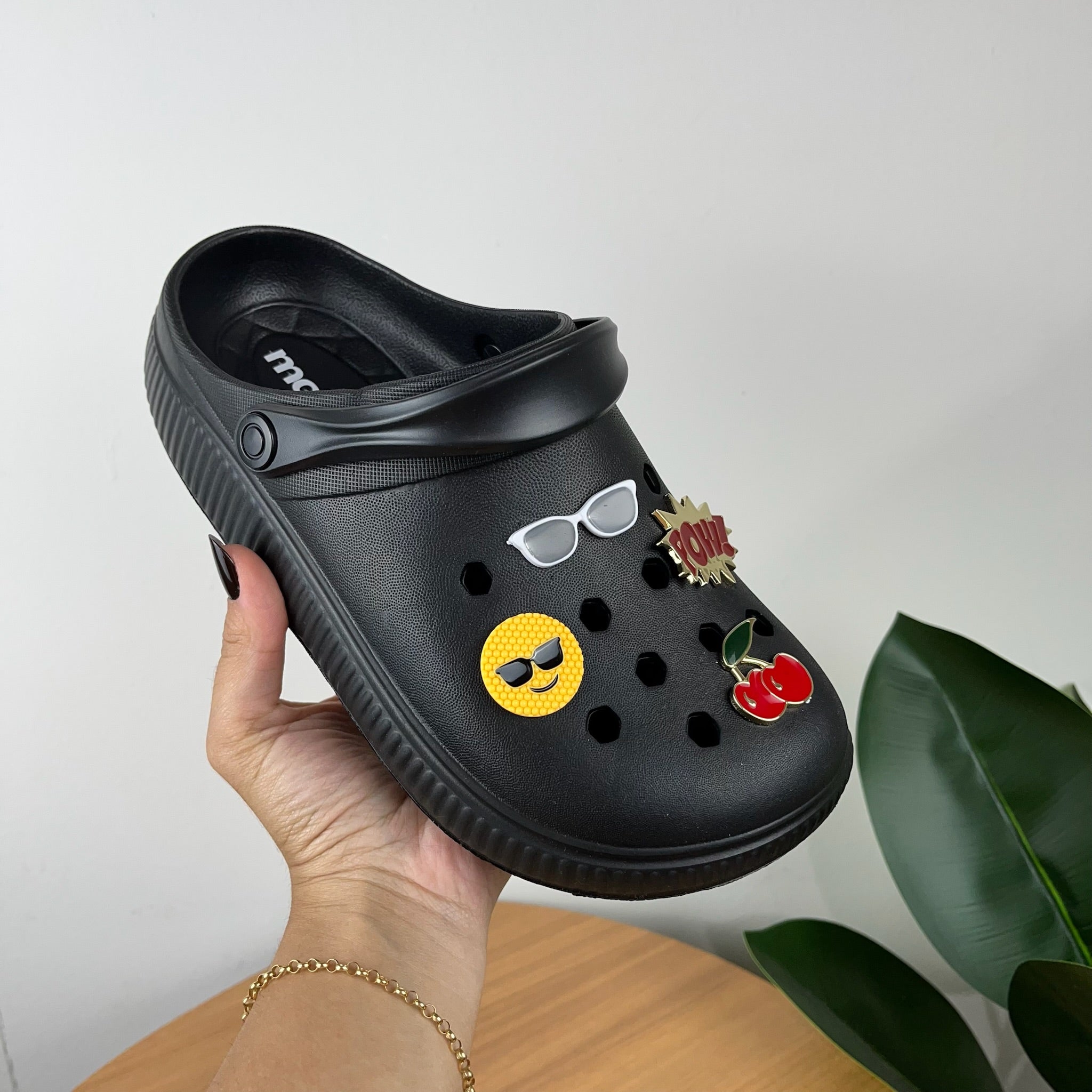 Sandalia Babuche Feminina Com Pins Confortavel Leve Casual Preto E Branco Preto.