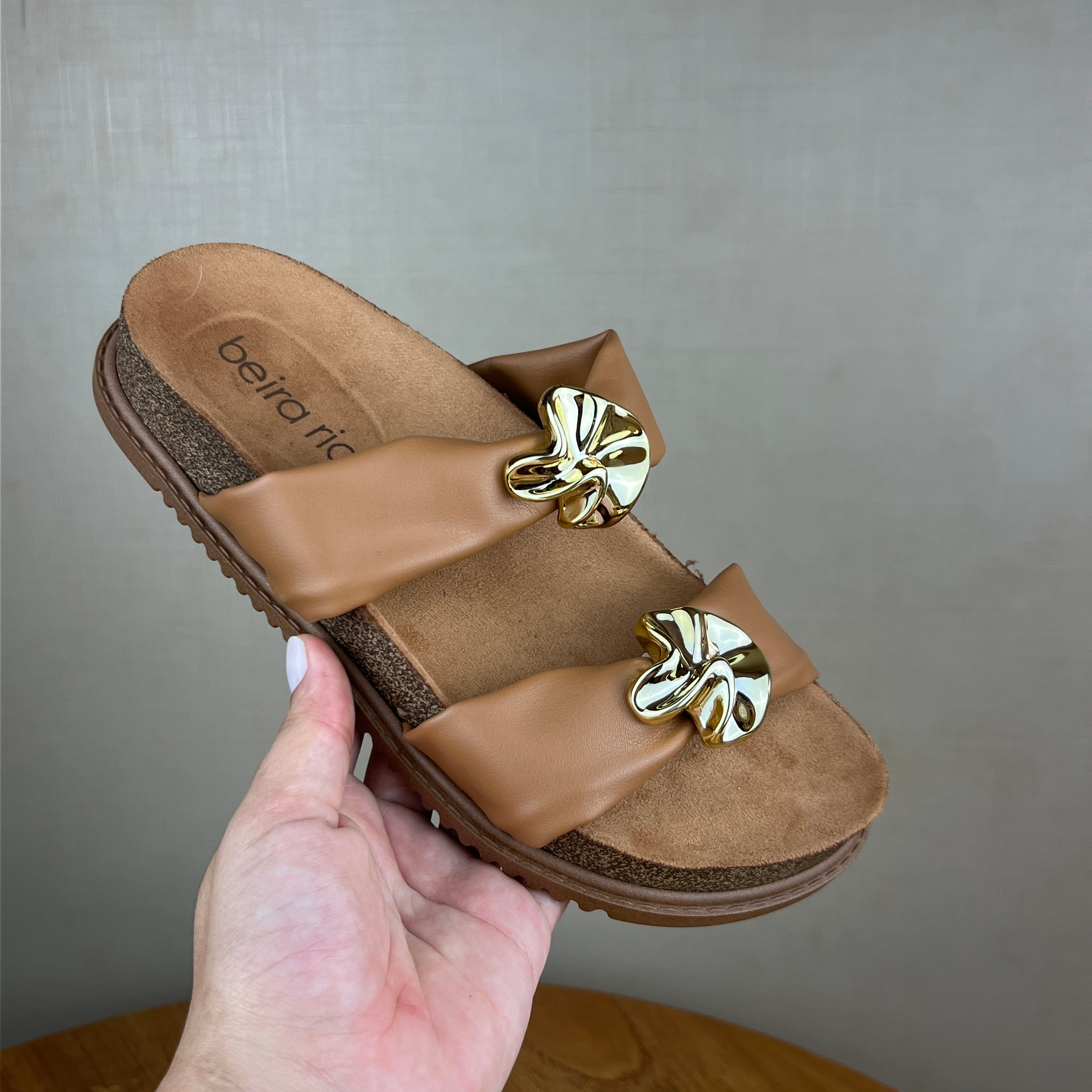 Papete Beira Rio Marrom Detalhes Dourado Caramelo