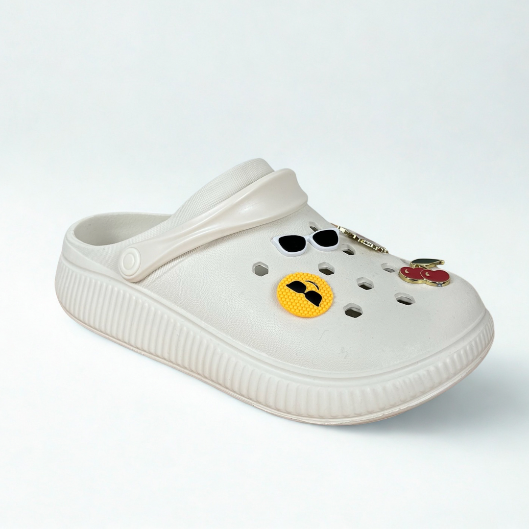 Sandalia Babuche Feminina Com Pins Confortavel Leve Casual Preto E Branco Branco