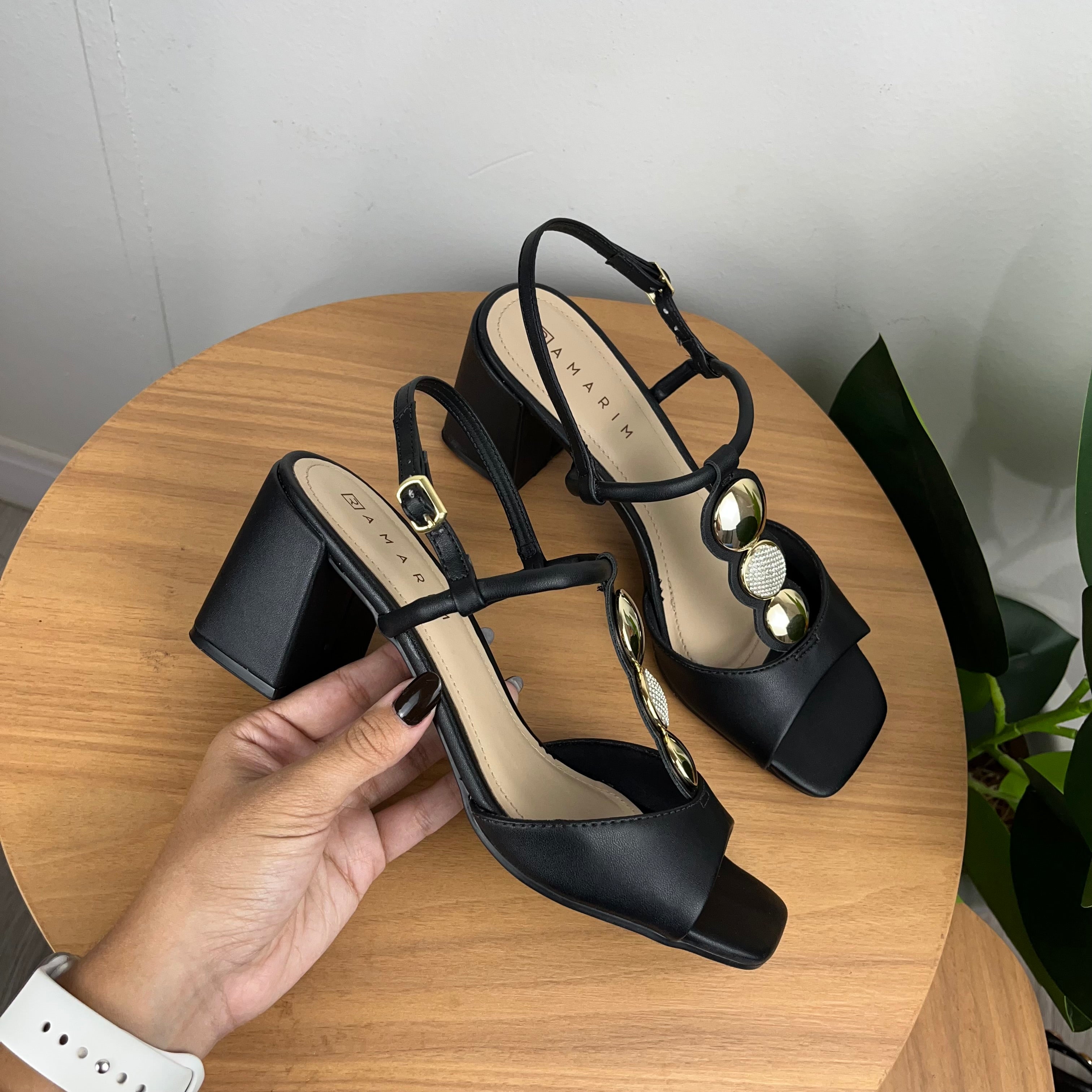 Sandália Feminina Ramarim Couro Preto Com Dourado