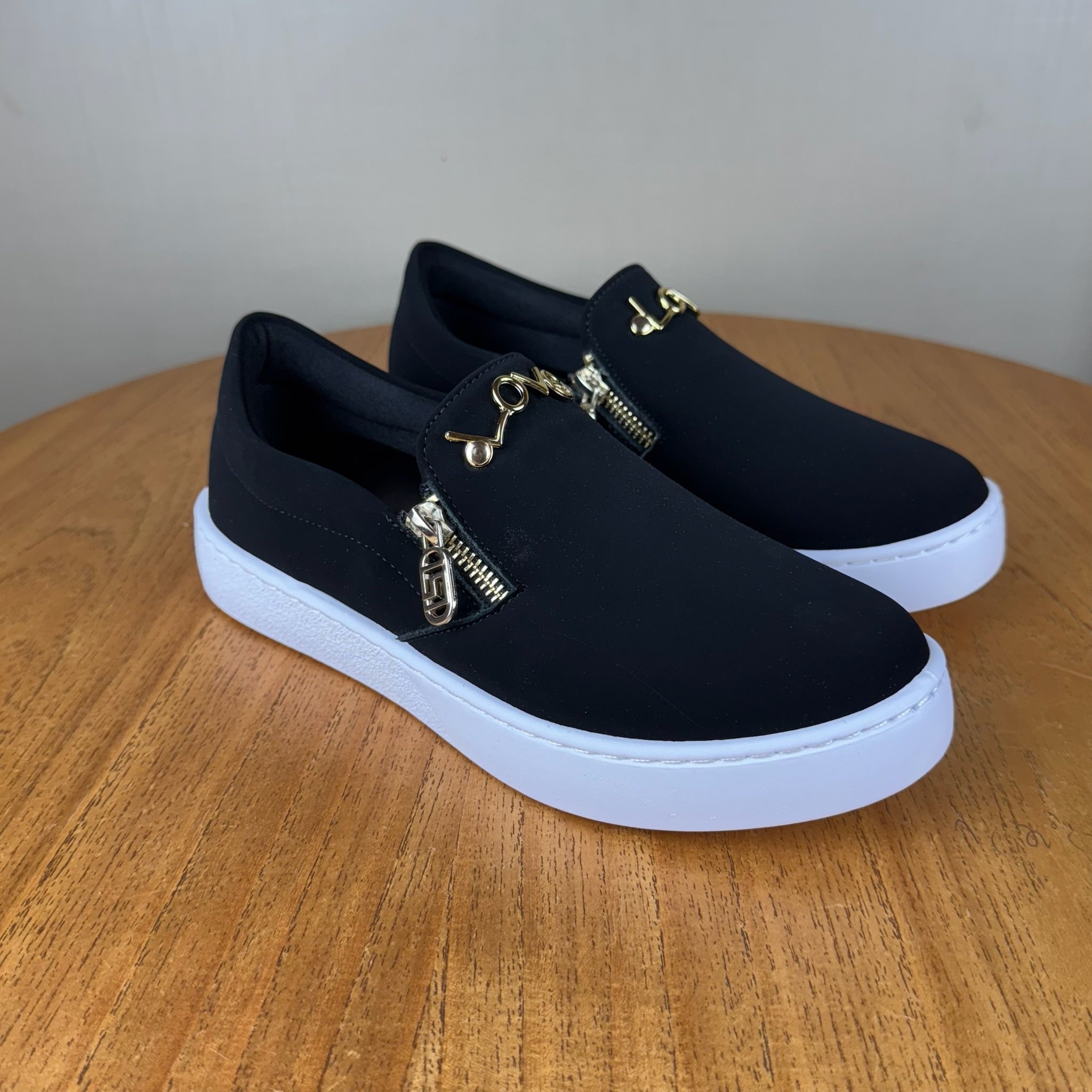 Tênis Feminino Slip On Preto Com Dourado