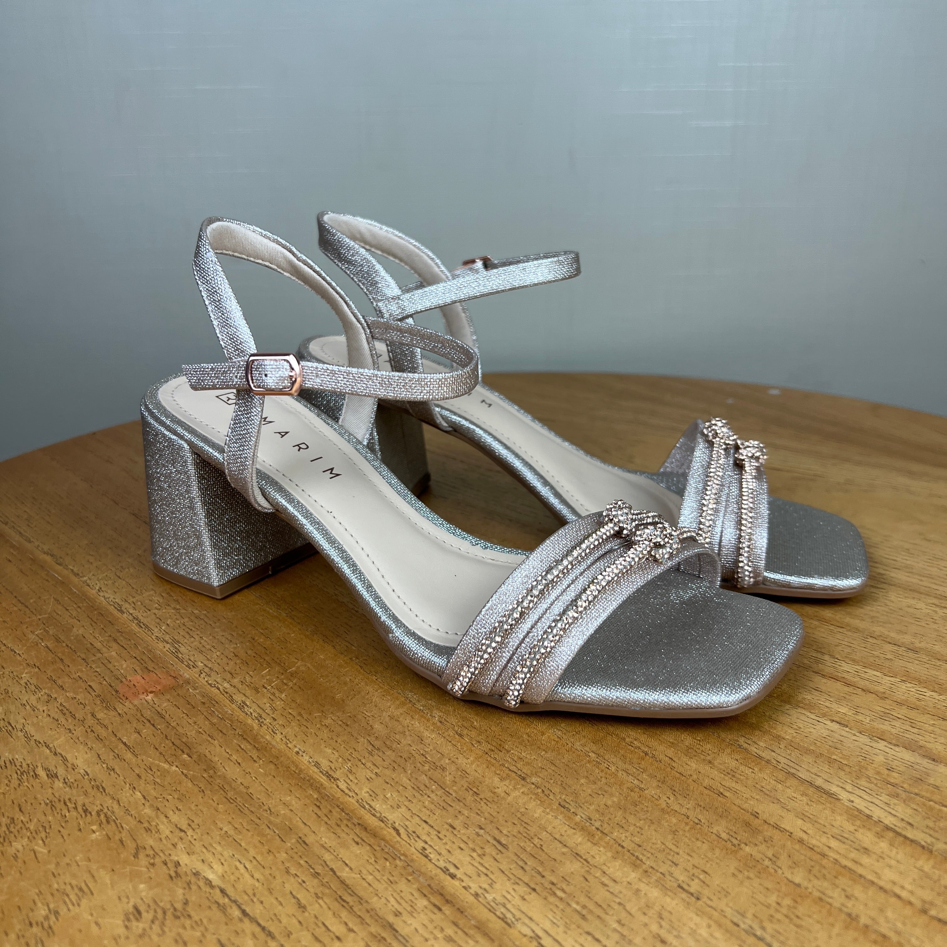 Sandália Ramarim Ouro Light com Strass e Salto Bloco Brilhante