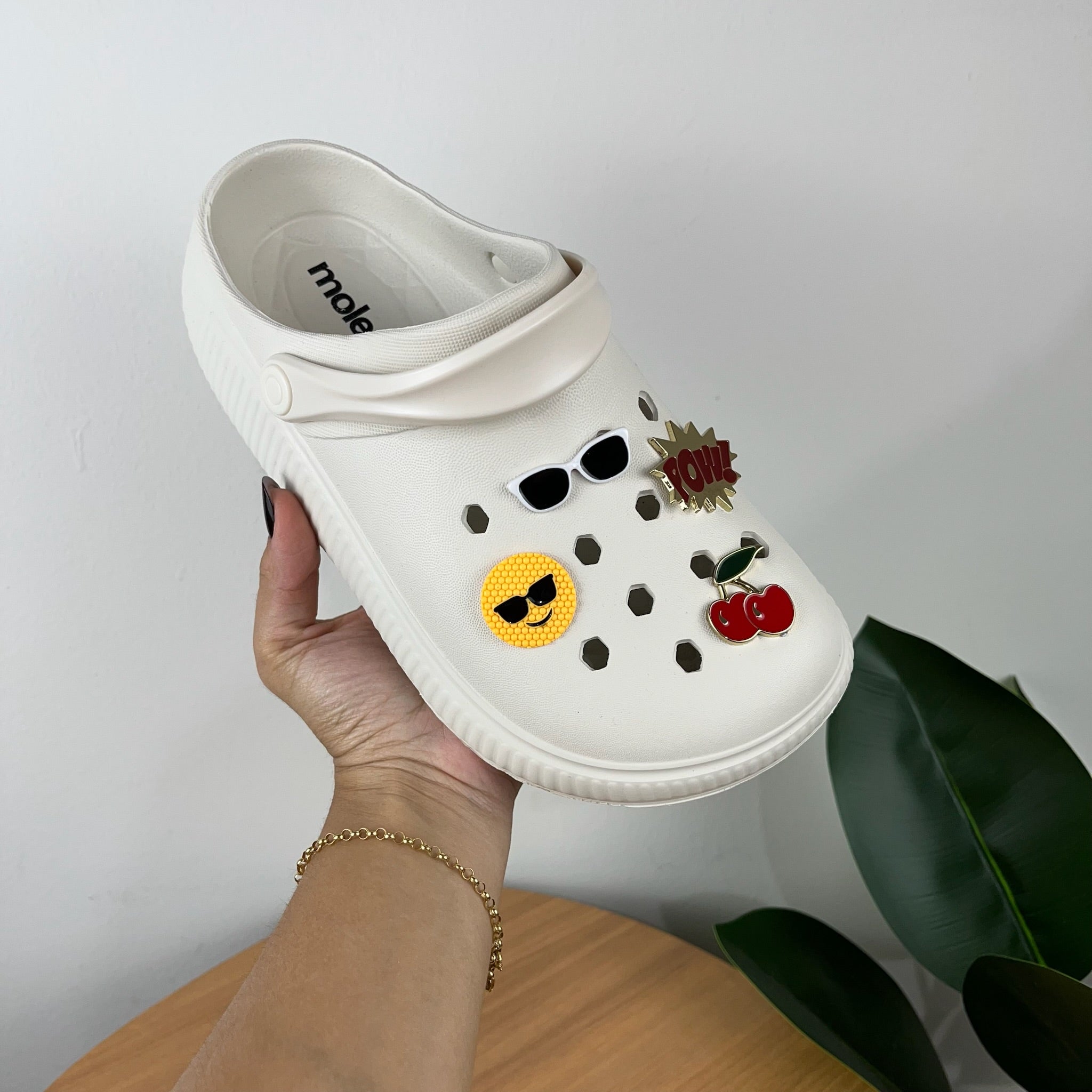 Sandalia Babuche Feminina Com Pins Confortavel Leve Casual Preto E Branco Branco