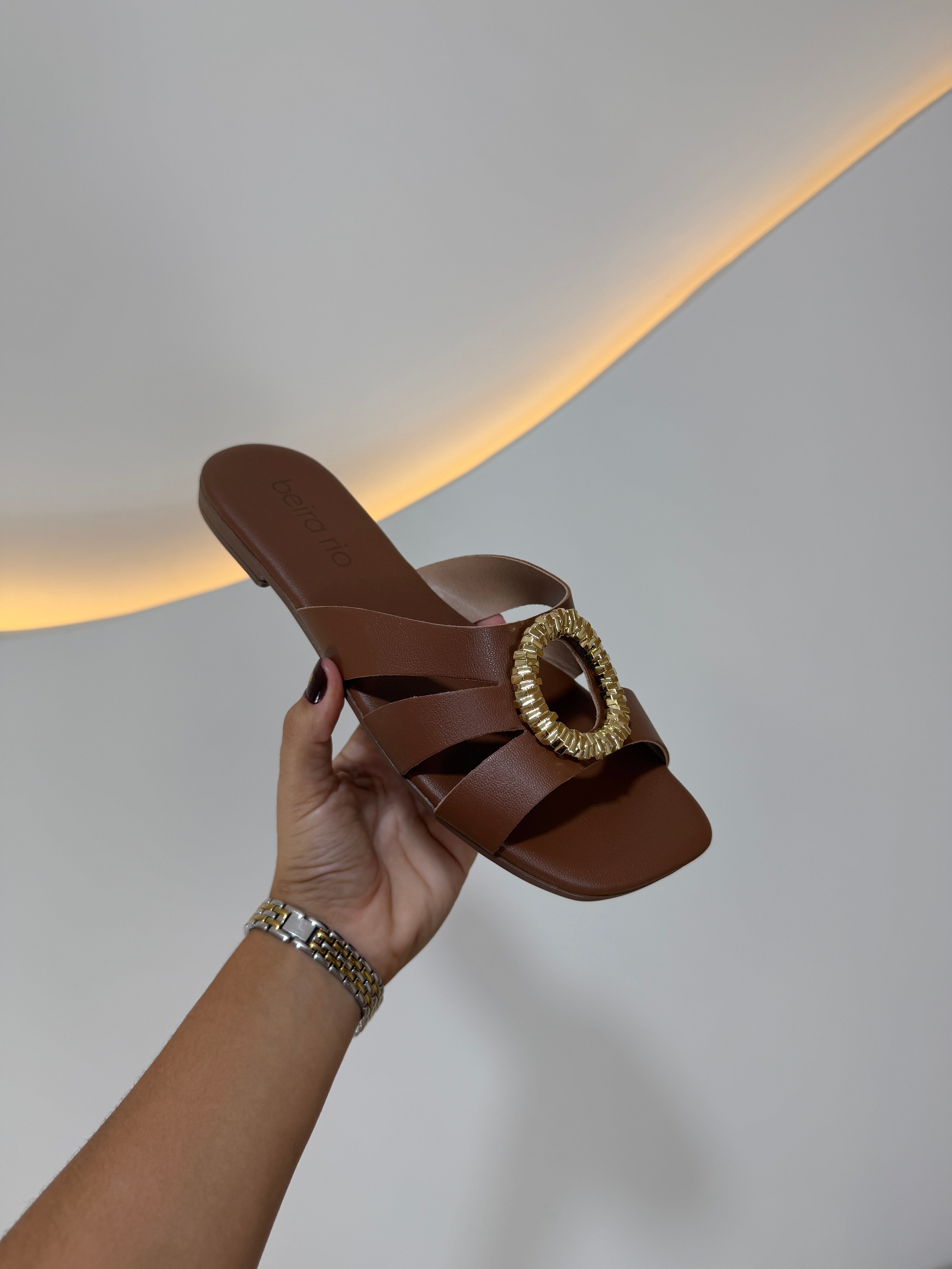 Rasteira Feminina Beira Rio Marrom com Detalhe Dourado