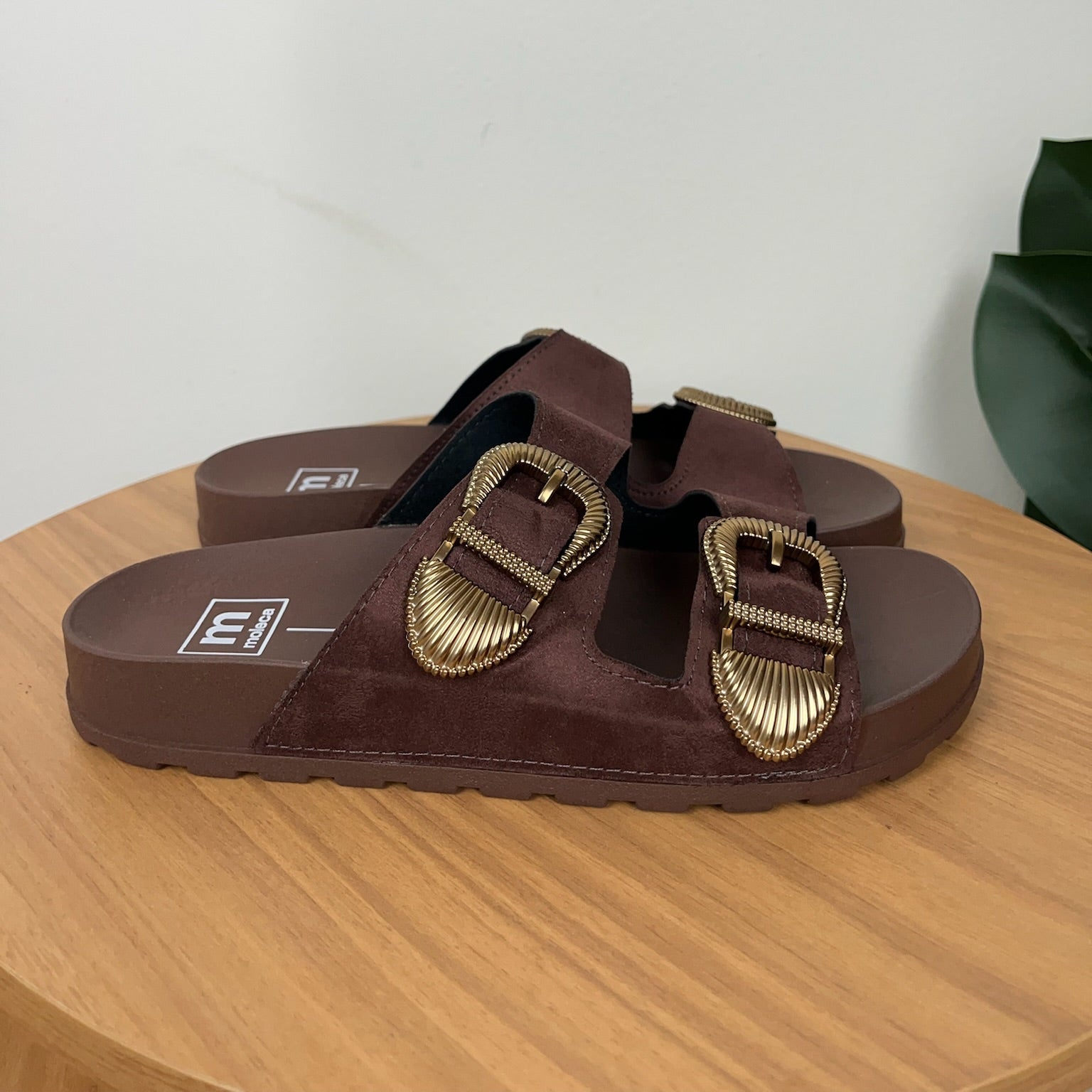 Papete Moleca Marrom Camurça com Fivelas Douradas – Sofisticação e Conforto