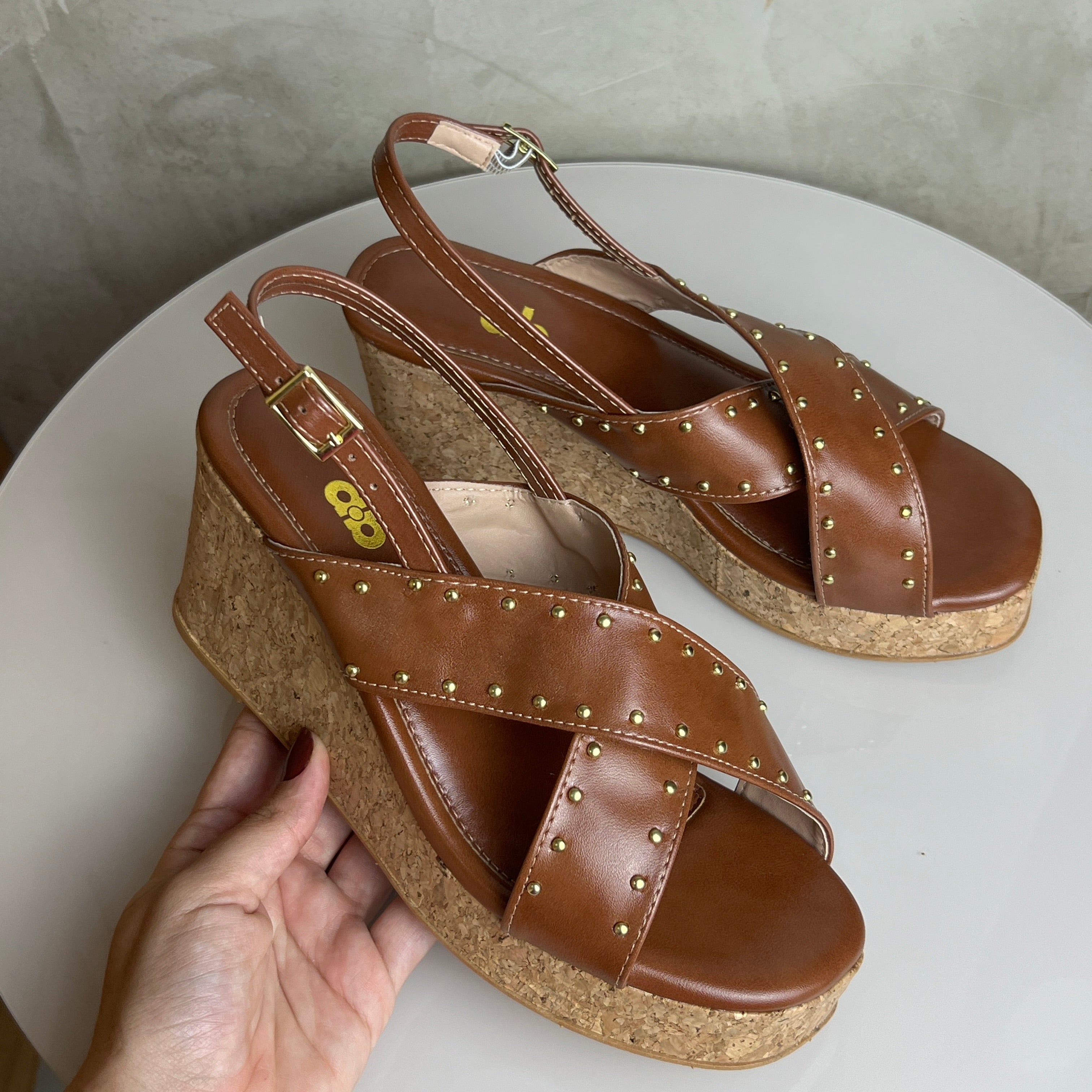 Sandália Anabela A.B Caramelo com Tachas Douradas e Salto Cortiça