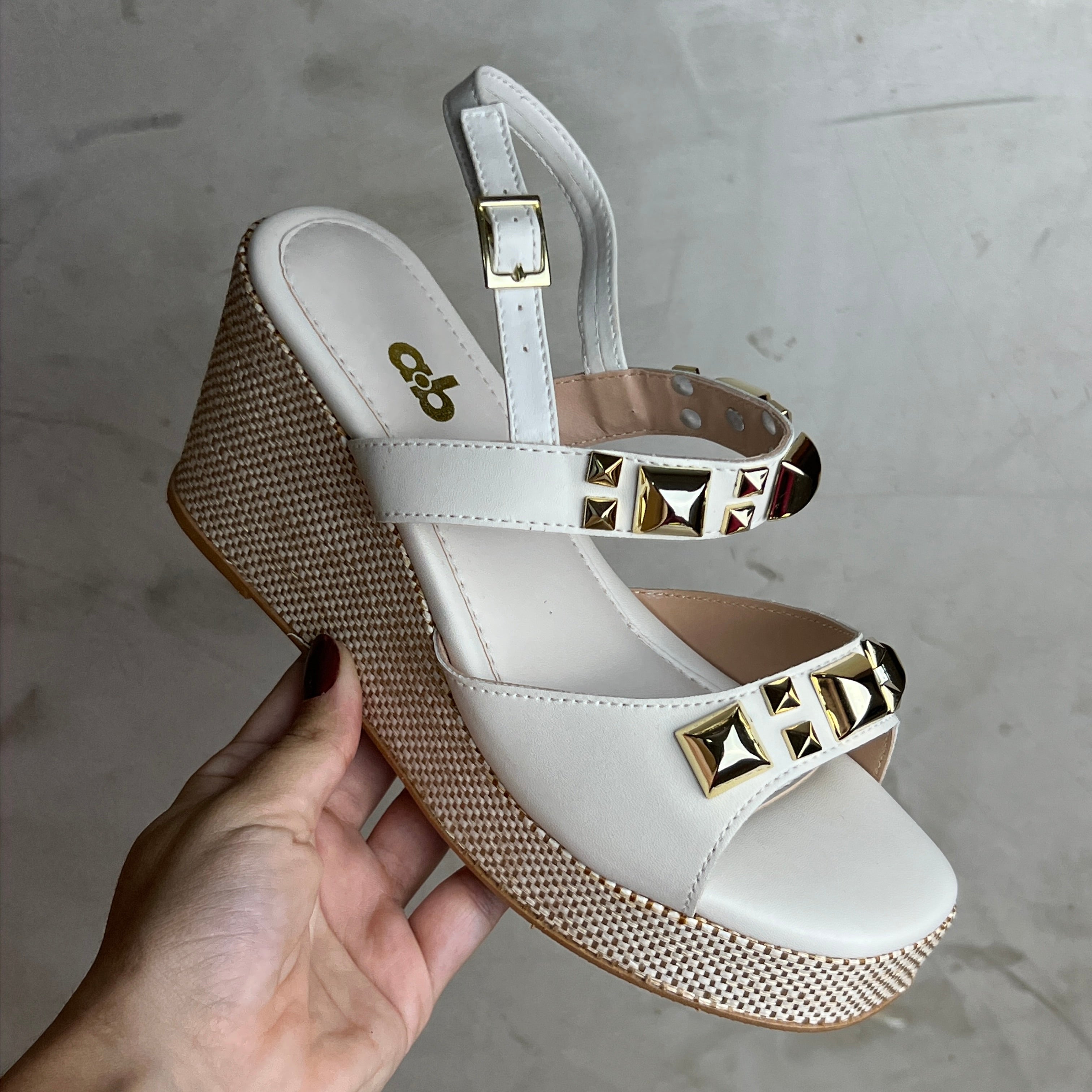 Sandália Anabela A.B Branca com Aplicações Douradas e Salto Texturizado