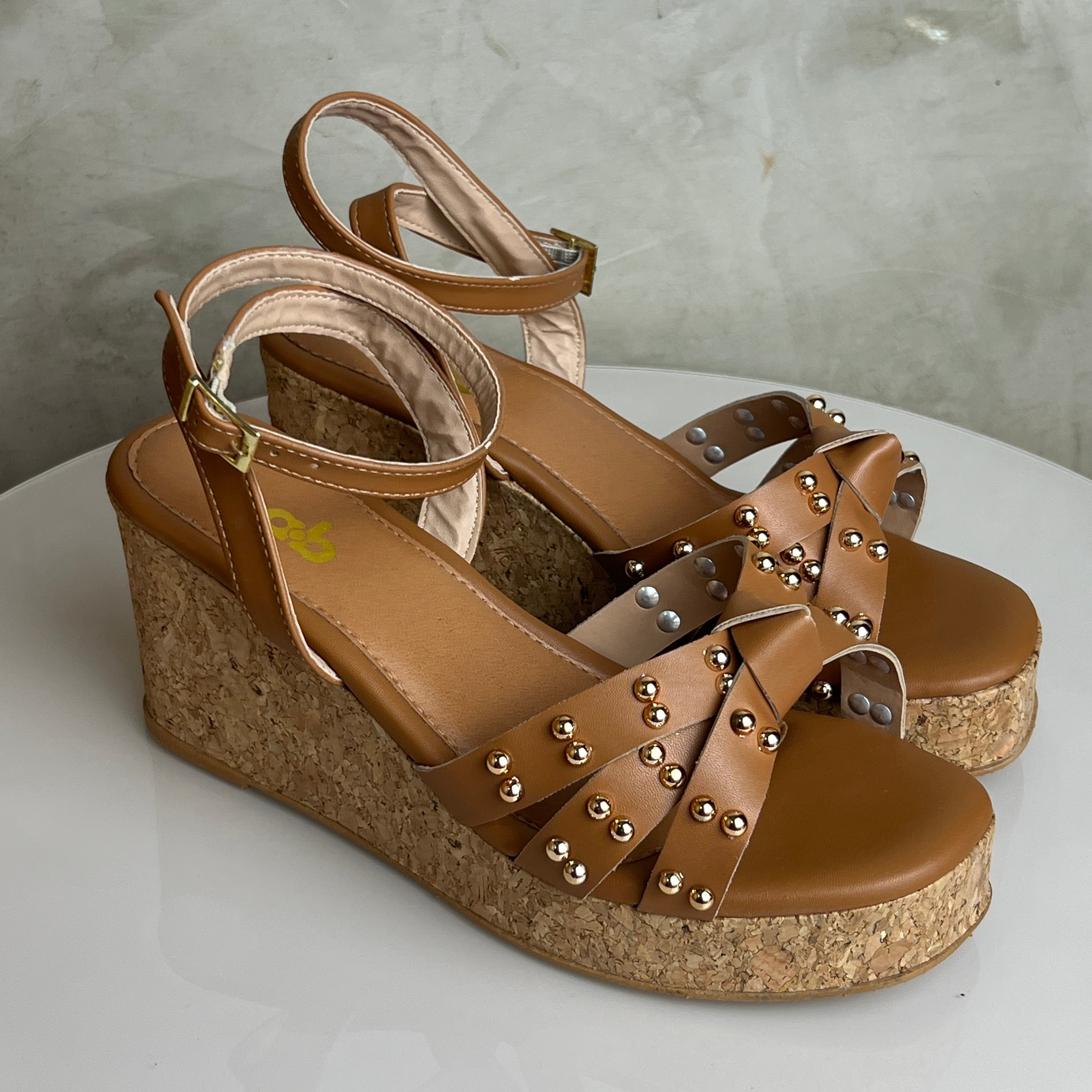 Sandália Anabela A.B Caramelo com Tachas e Salto Cortiça