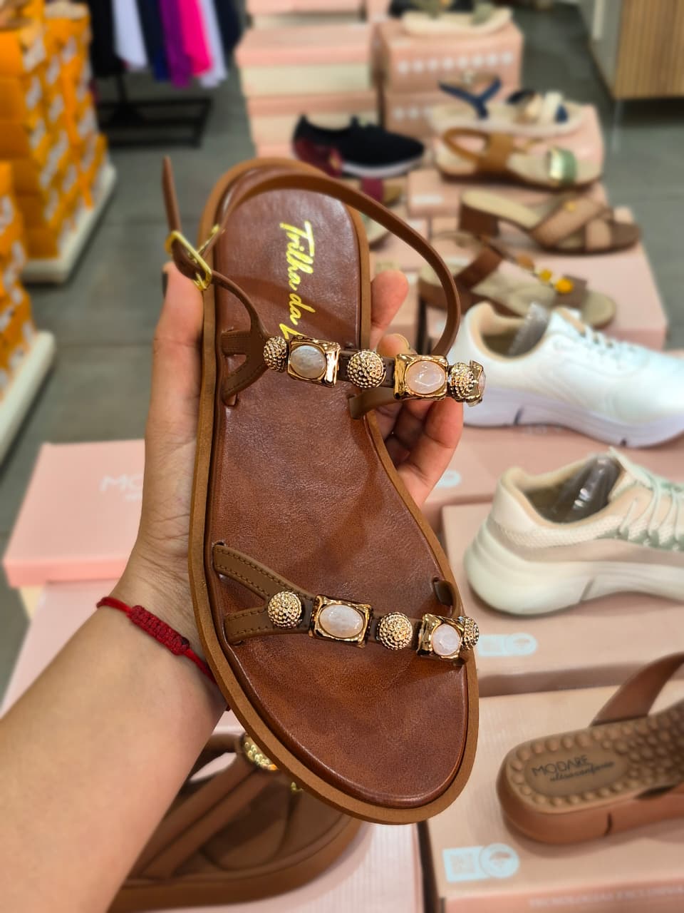 Rasteirinha Feminina Saltonela Caramelo com Pedrarias e Detalhes Dourados